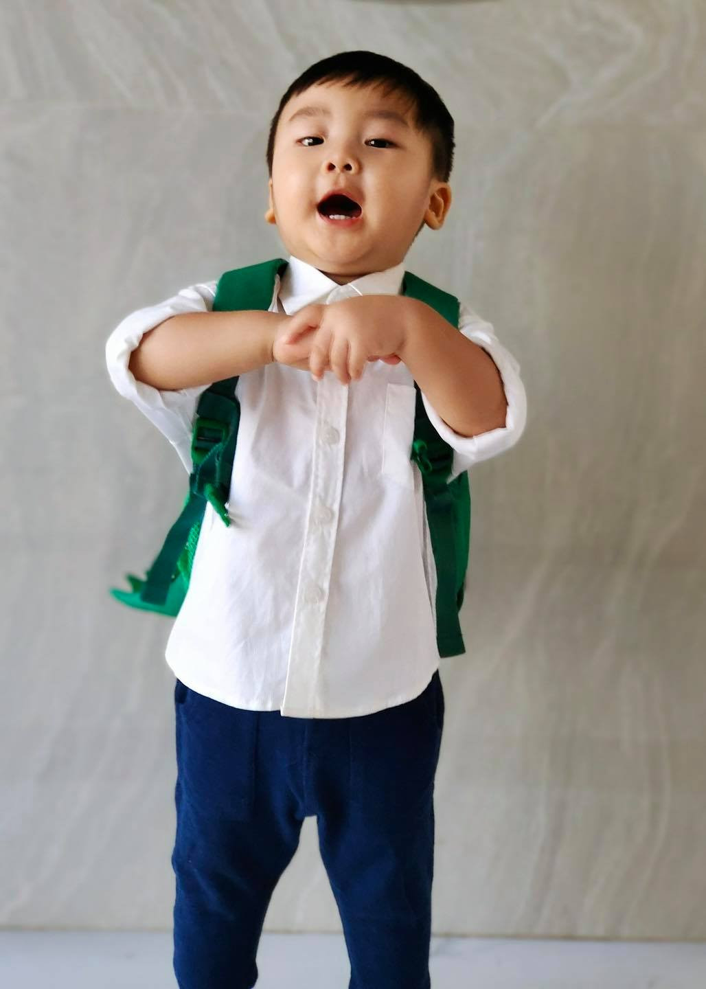 Hình em bé trai đi học hồn nhiên