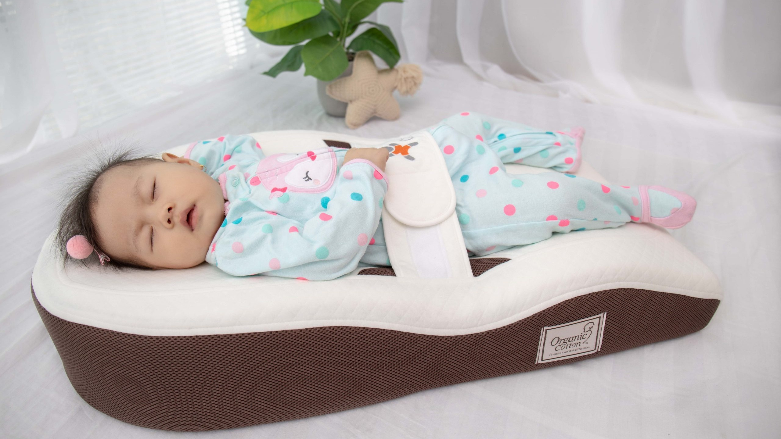 Hình em bé trai ngủ ấm áp