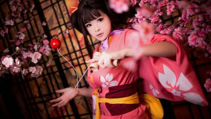 Hình gái Nhật mặc Kimono bên cạnh cành hoa đào nở rộ
