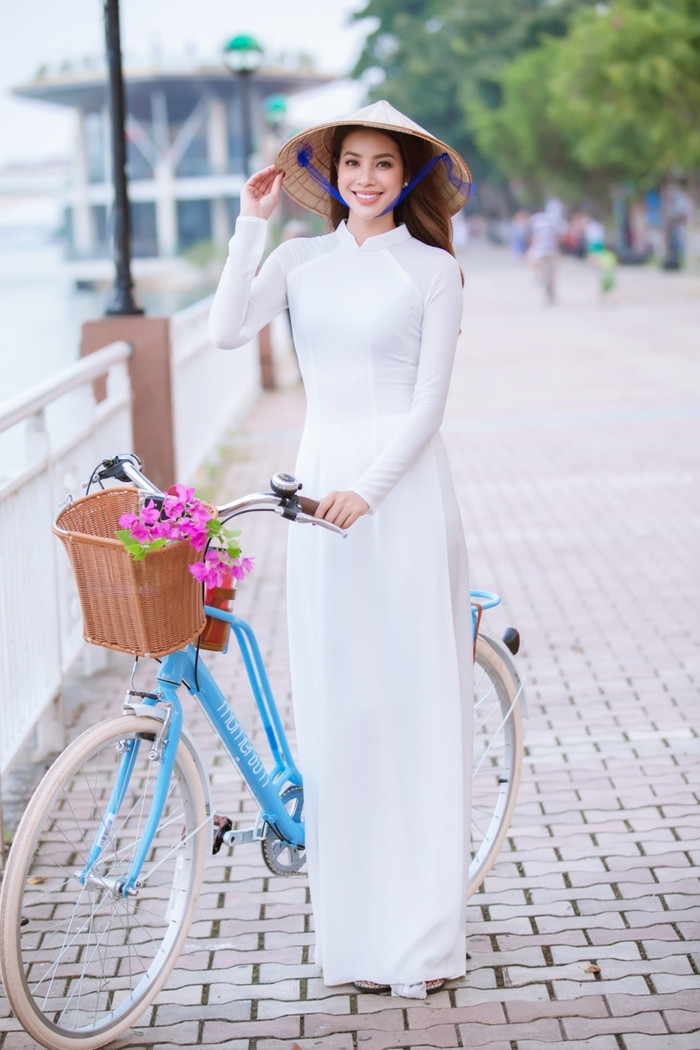 Hình gái xinh Việt Nam khoe dáng trong tà áo dài trắng