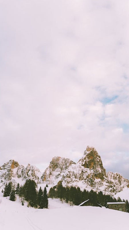 Hình nền 8K cảnh quan núi tuyết và mây