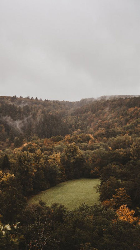 Hình nền 8K dòng sông uốn lượn qua núi đồi