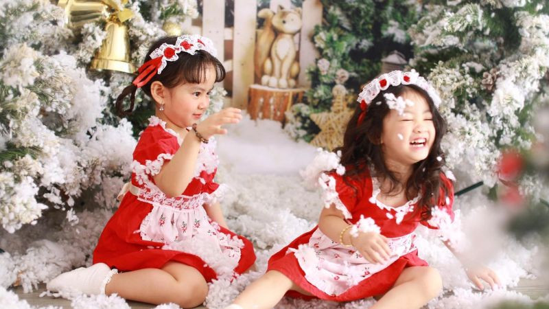 Hình nền bé yêu với váy áo lộng lẫy dịp lễ