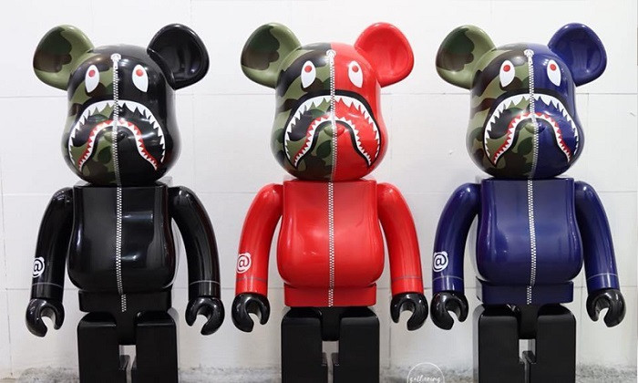Hình nền Bearbrick chất lượng cao với bề mặt kim loại bóng bẩy