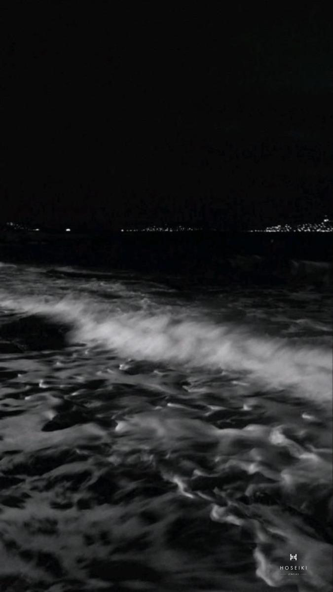 Hình nền buồn, màu sắc tối, thể hiện không gian nội tâm sâu lắng.