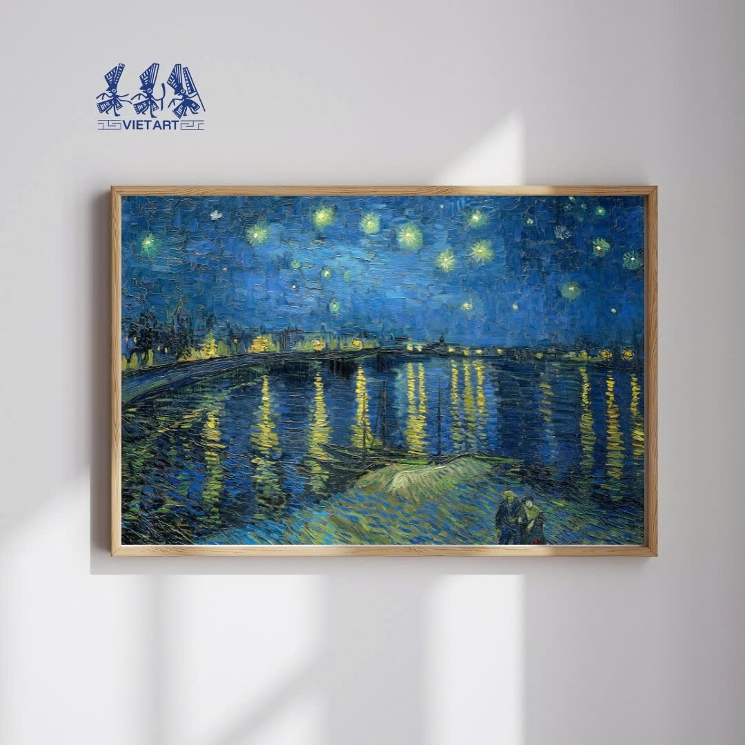 Hình nền tường in tranh Đêm Sao của Van Gogh, mang kiệt tác vào không gian.