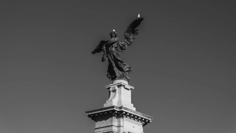 Hình nền đen với hình ảnh cô đơn