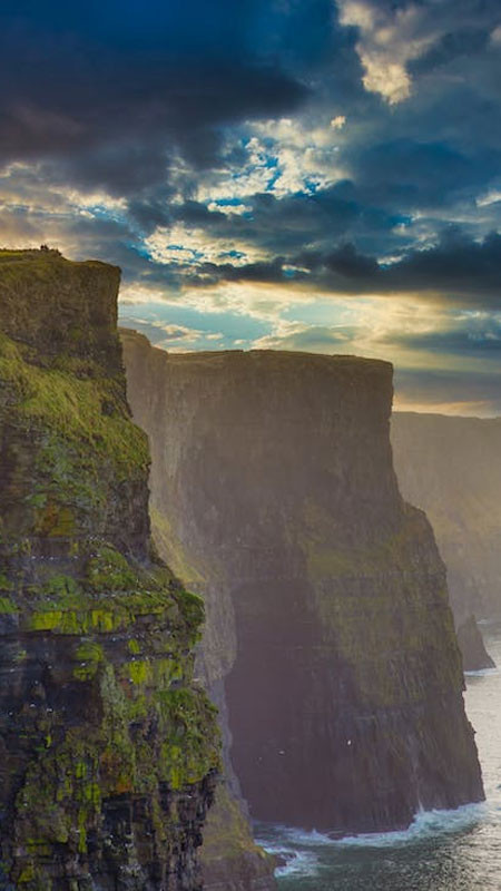 Hình nền đẹp 8K dãy núi phủ sương sớm