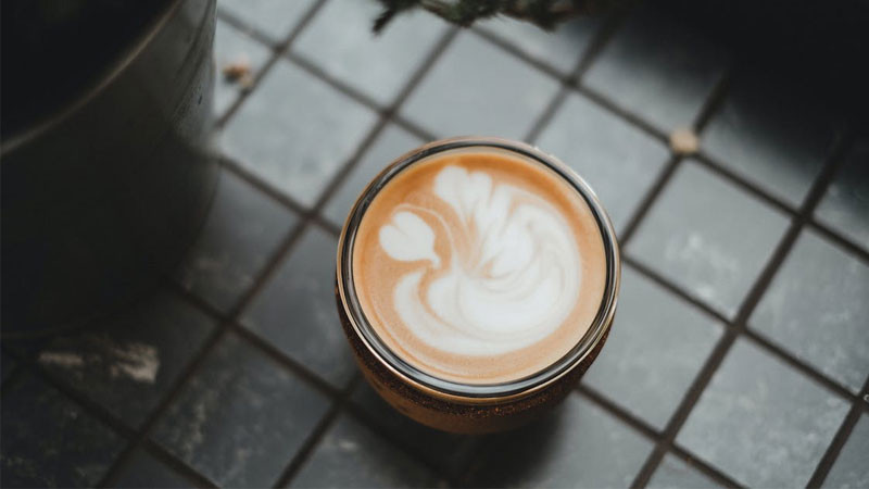 Hình nền đẹp tách cà phê trên bàn gỗ