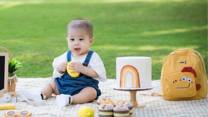 Hình nền em bé chạy nhảy trên cỏ xanh