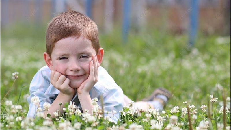 Hình nền em bé đáng yêu đội vòng hoa