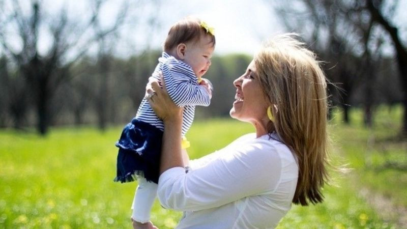 Hình nền em bé đáng yêu tắm nắng