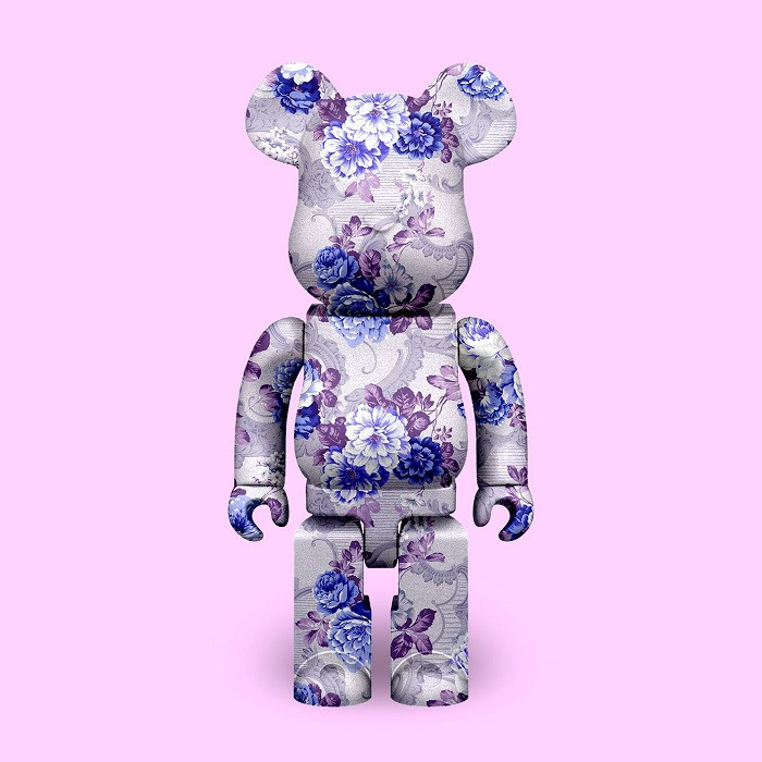 Hình nền gấu Bearbrick phủ đầy họa tiết hoa văn nghệ thuật