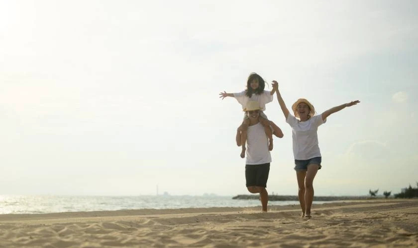 Hình nền gia đình vui chơi bên bờ biển