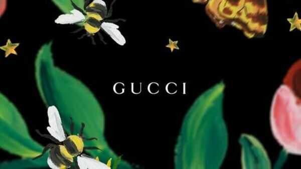 Hình nền Gucci trắng với họa tiết hoa lá màu xanh lá và đỏ