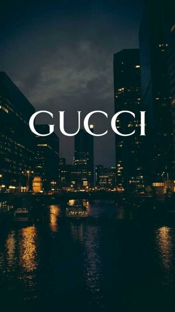 Hình nền iPhone Gucci với họa tiết động vật và logo màu vàng trên nền đen