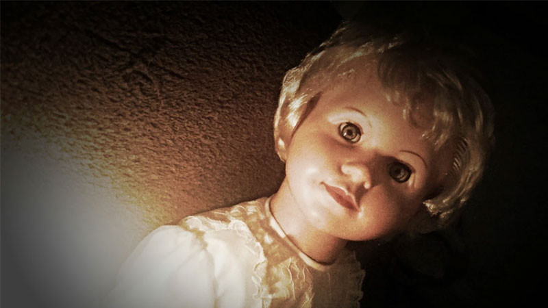 Hình nền ma búp bê cũ kỹ và đáng sợ