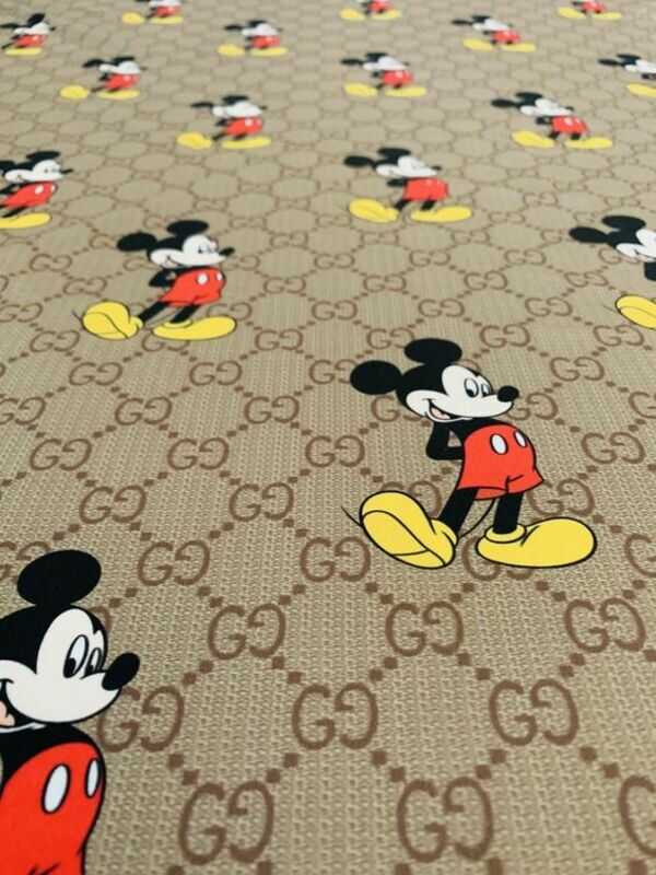 Hình nền màu đen Gucci với họa tiết GG màu nâu