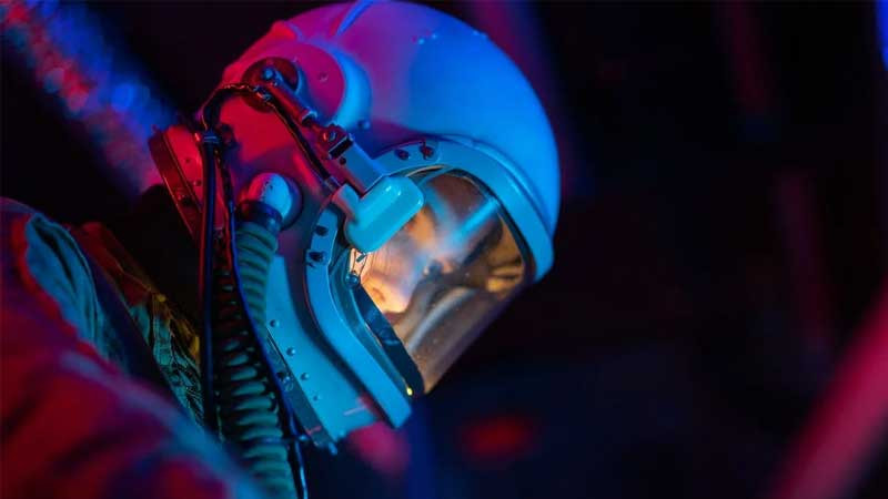 Hình nền máy tính 4K sắc nét cảnh phi hành gia trên trạm vũ trụ