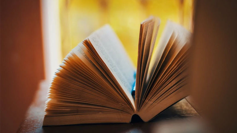 Hình nền sách cũ xếp chồng