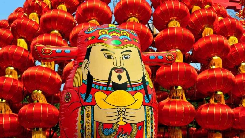 Hình nền Thần Tài đứng giữa núi vàng và chữ Phúc