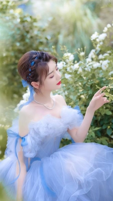 Hình tiểu thư xinh đẹp nhẹ nhàng trong trang phục màu xanh