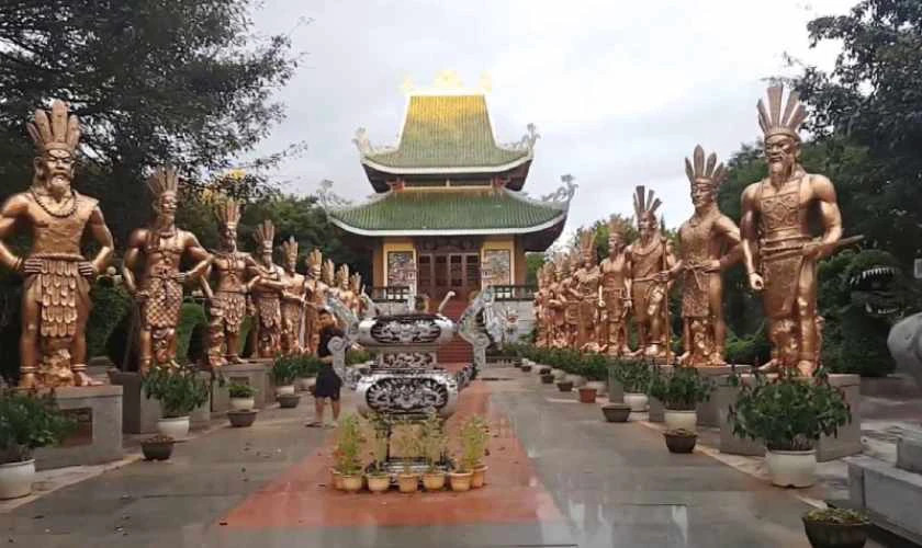 Hình tượng các vị Vua Hùng qua nhiều triều đại, biểu trưng cho dòng dõi Lạc Việt