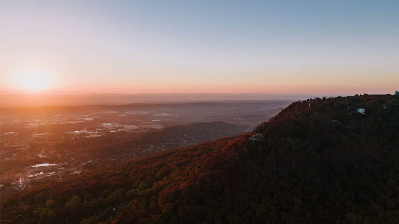 Hình vẽ bình minh trừu tượng với màu sắc rực rỡ