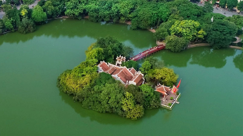 Hồ Gươm hài hòa giữa thiên nhiên và kiến trúc đô thị