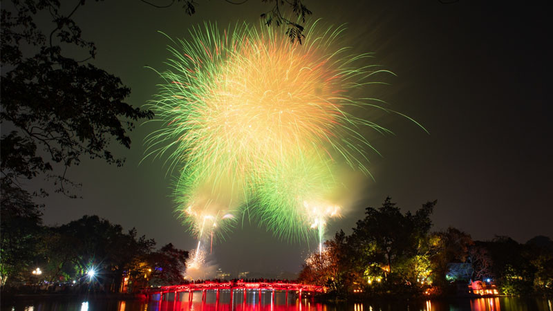 Hồ Gươm lung linh ánh đèn khi đêm xuống