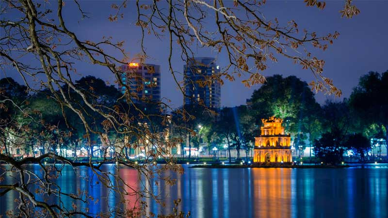 Hồ Gươm và Tháp Rùa lung linh ánh đèn trong đêm ở Hà Nội