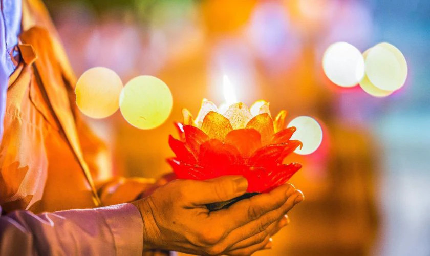 Hoa đăng rực sáng đêm Vu Lan, cầu nguyện cho cha mẹ bình an