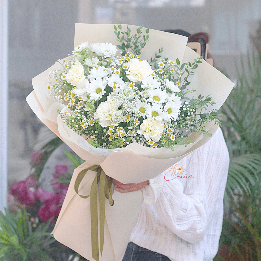 Vẻ đẹp tinh khôi của hoa giấy màu trắng, vàng, và cam nhạt