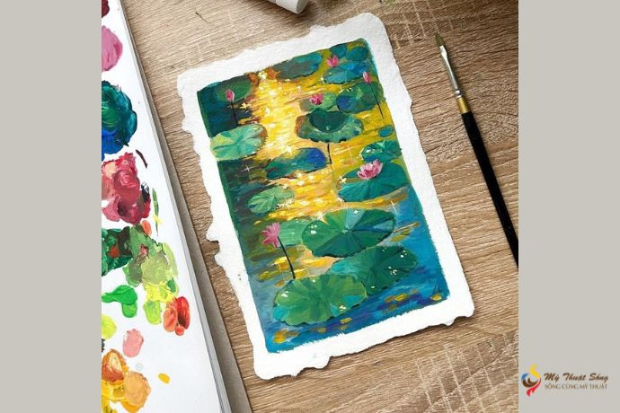 Họa sĩ đang sử dụng cọ nhỏ vẽ chi tiết trên tác phẩm màu gouache