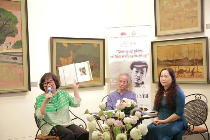 Họa sĩ Lương Xuân Đoàn (ngồi giữa)