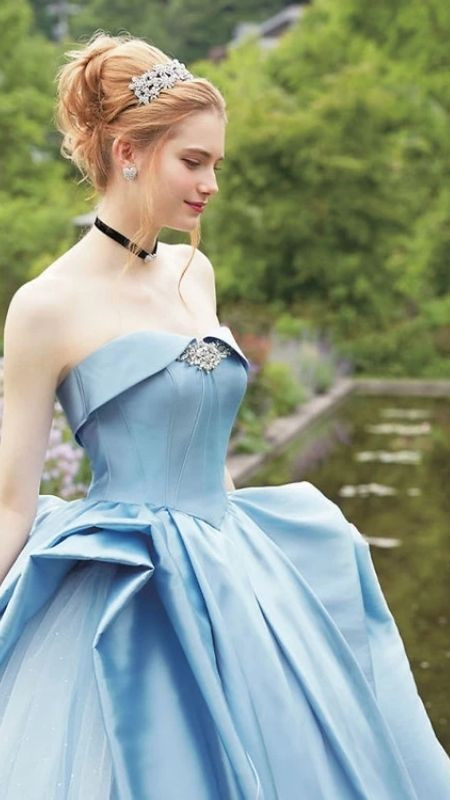 Hóa thân thành nàng tiểu thư châu Âu xinh đẹp trong bộ váy lộng lẫy