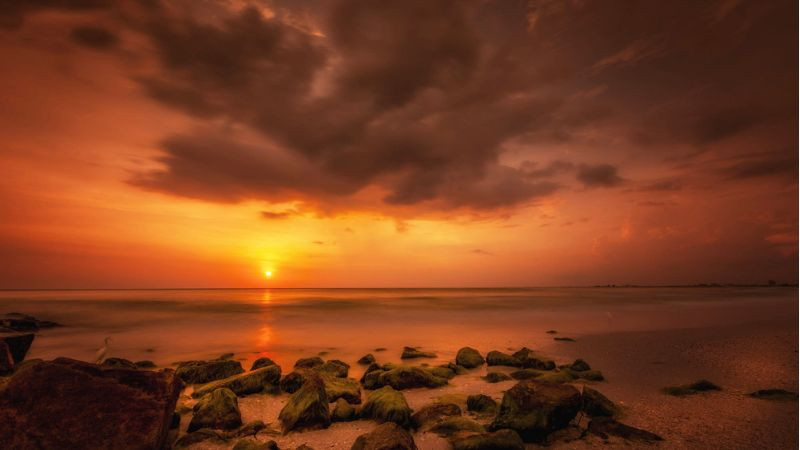 Hoàng hôn buồn chất lượng cao trên dãy núi xa