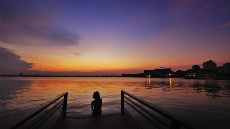 Hoàng hôn buồn chất lượng cao trên mặt hồ phẳng lặng