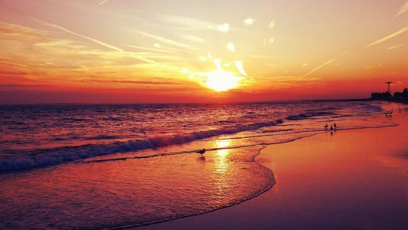 Hoàng hôn buồn trên bãi biển với tông màu trầm