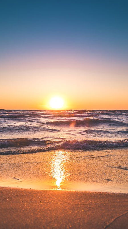 Hoàng hôn mặt trời lặn trên biển, nhuộm bầu trời và mặt nước sắc cam đỏ