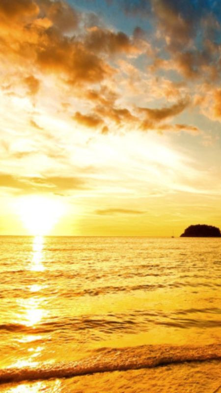 Hoàng hôn màu tím sẫm trên bờ biển