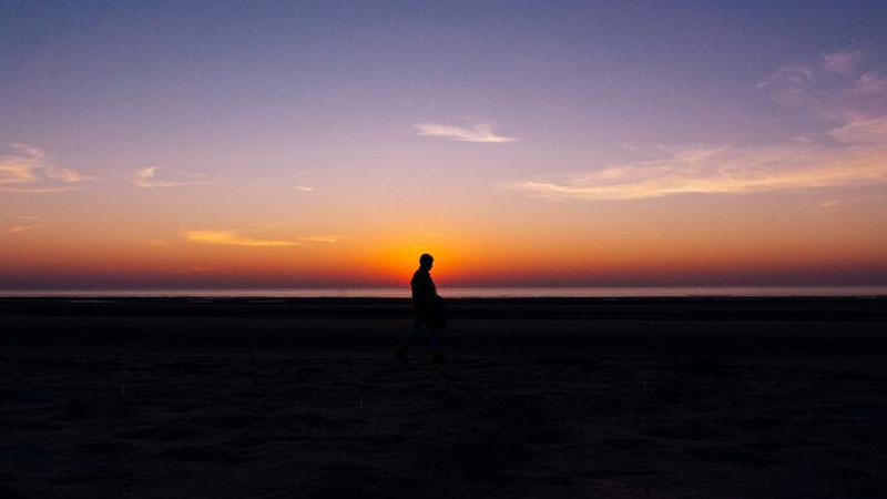 Hoàng hôn rực rỡ với sắc cam đỏ nhưng mang nét buồn man mác