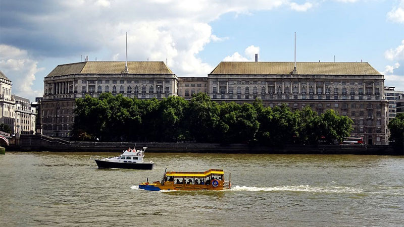 Hoàng hôn tạo hiệu ứng silhouettes của các tòa nhà chọc trời