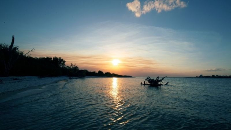 Hoàng hôn và mặt sông gợn sóng