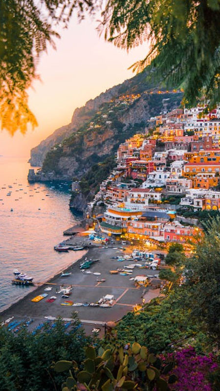 Hoàng hôn vàng cam trên biển với những gợn sóng nhẹ nhàng vỗ vào bờ cát