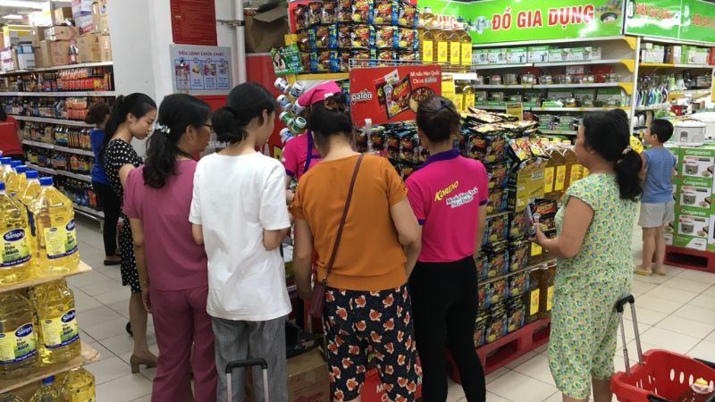 Hoạt động phát mẫu thử sản phẩm tại một khu vực mới, giúp doanh nghiệp nghiên cứu và mở rộng thị trường tiềm năng