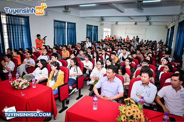 Hoạt động sinh viên tại khuôn viên Đại học Lạc Hồng