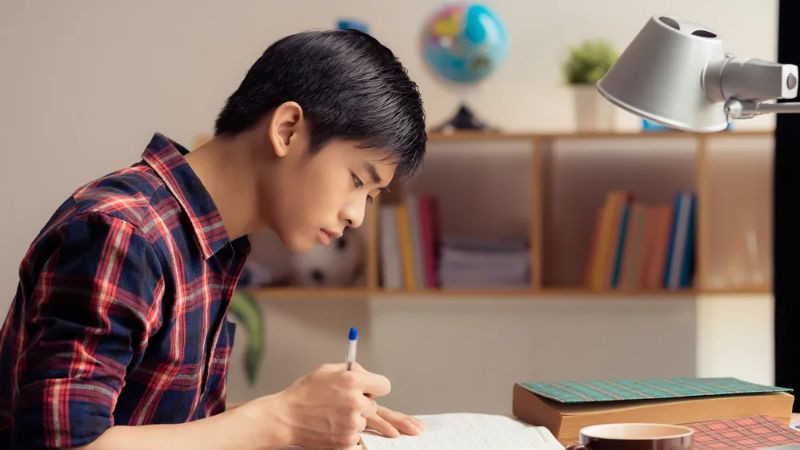 Học sinh bị phân tâm bởi điện thoại trong lớp học