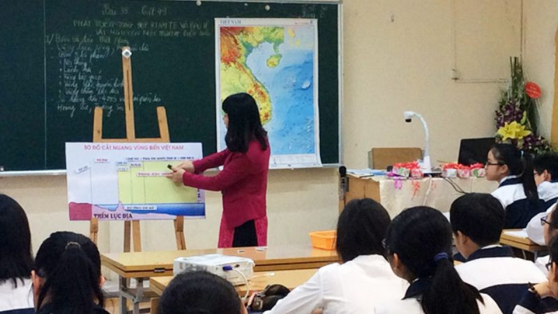 Học sinh đang sử dụng bản đồ trong giờ học địa lý