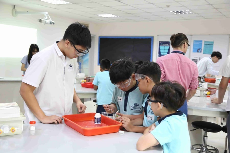 Học sinh đọc sách tại Trường Sputnik